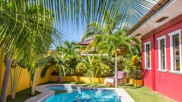 Surmatelas, minibar, coffres-forts dans les chambres