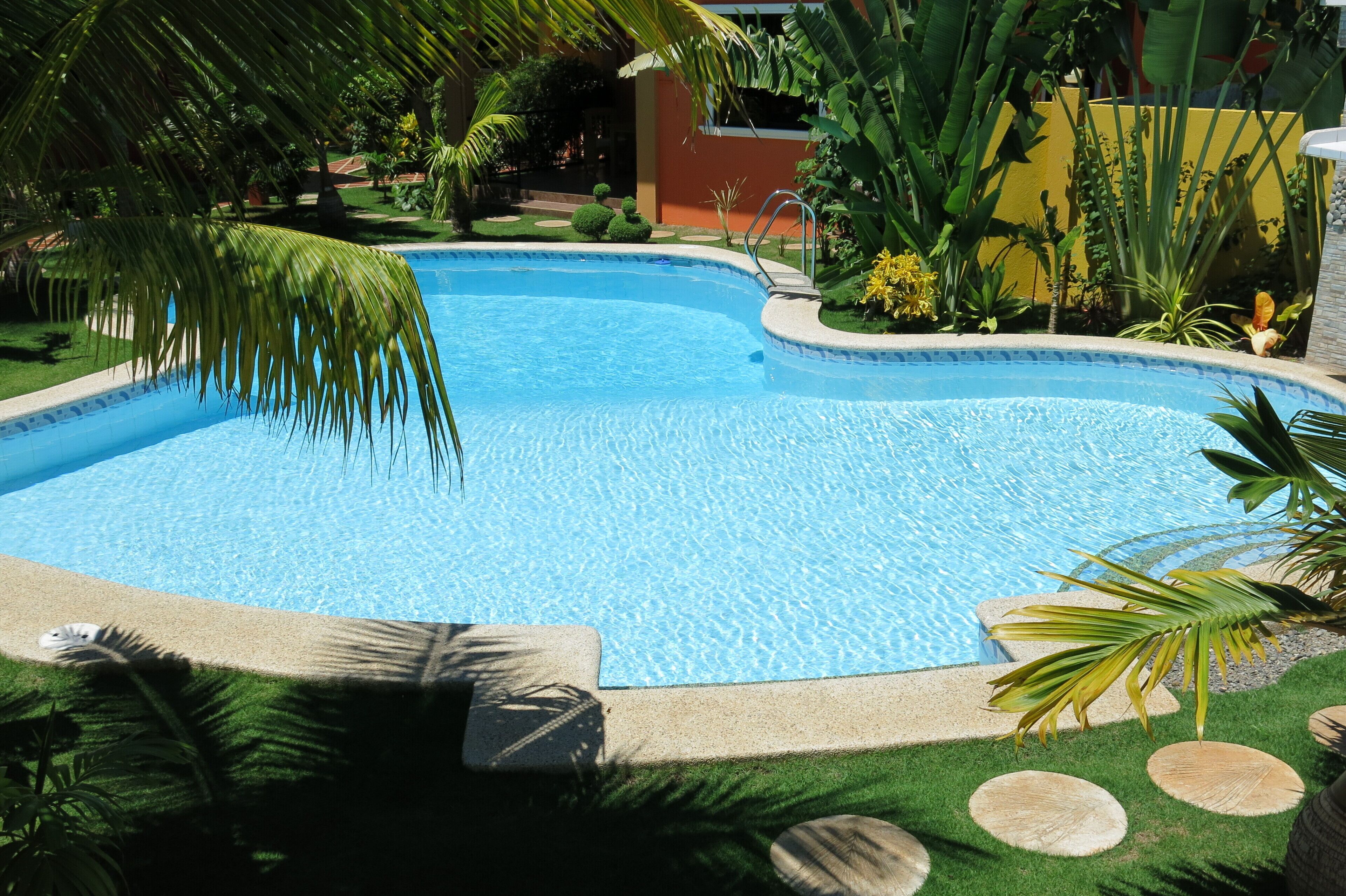 室外游泳池，開放時間為 07:00 至 22:00，提供日光浴躺椅