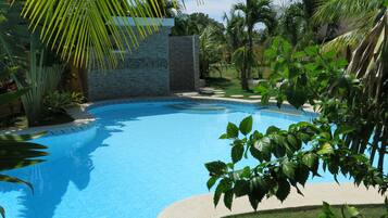 Piscine extérieure, chaises longues
