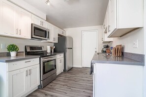 Kjøleskap, mikrobølgeovn, ovn og kokeplater