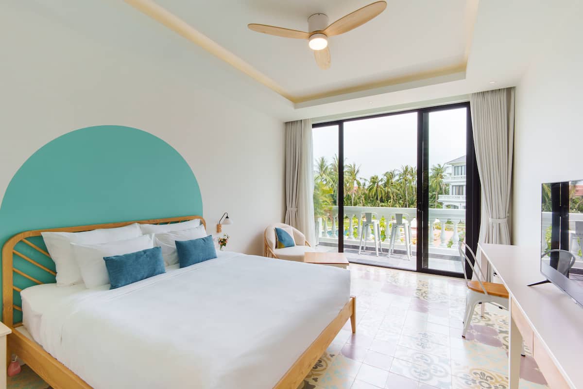 Deluxe River View | Premium bedding, free minibar items, in-room safe, desk