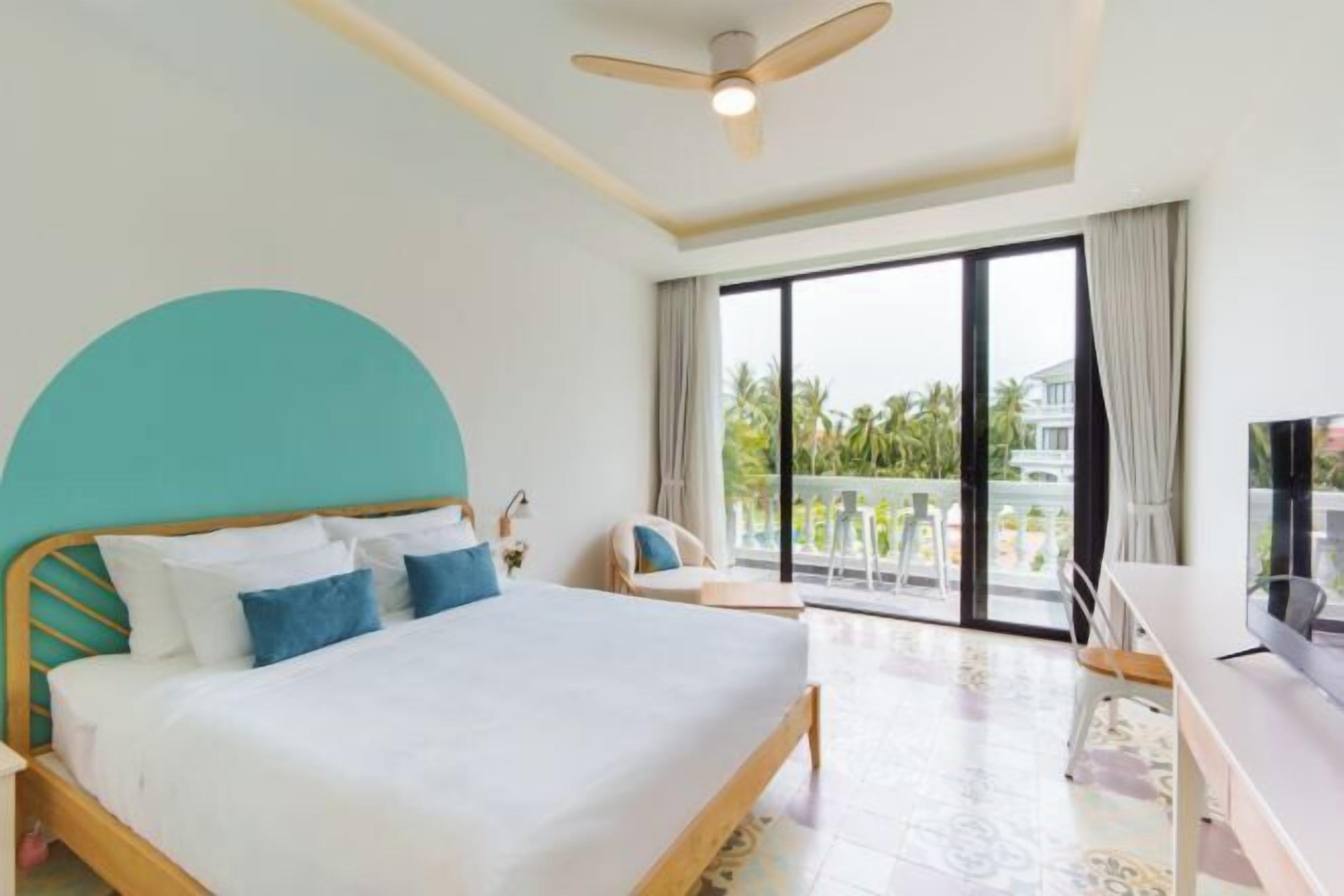 Free minibar items, in-room safe, desk, laptop workspace