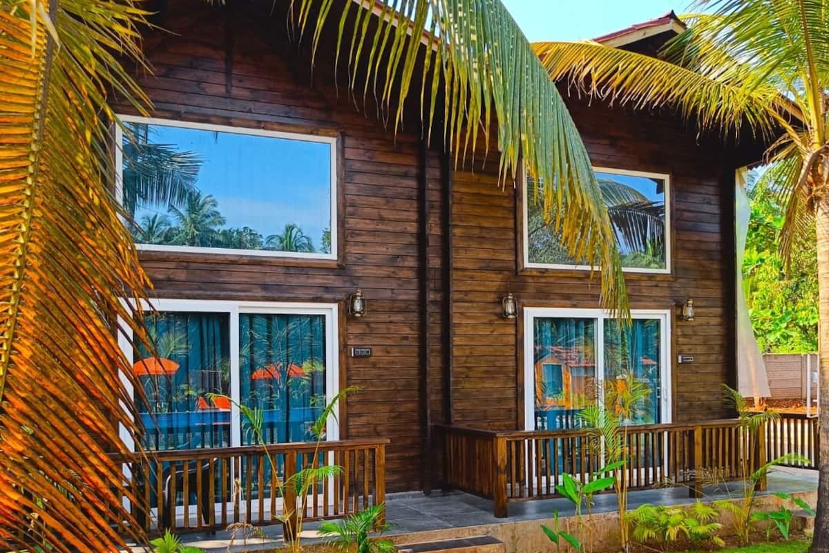 Un bâtiment en bois à deux étages, doté de grandes fenêtres et d’un balcon.