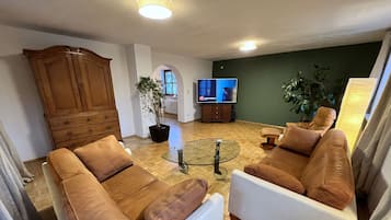 Smart TV, books, stereo