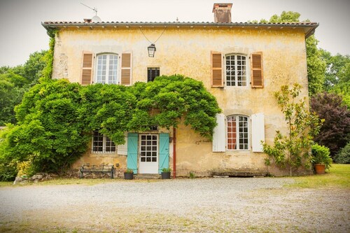 Le Luc manor house, 30 minutes from the beaches of the Landes region, with private heated swimming pool.