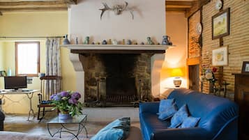 Televisie, een open haard, een dvd-speler en een tafeltennistafel