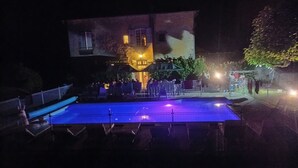 Et poolområde med en scene og siddepladser til et arrangement.