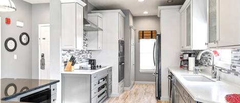 Kylskåp, mikrovågsugn, ugn och spishäll