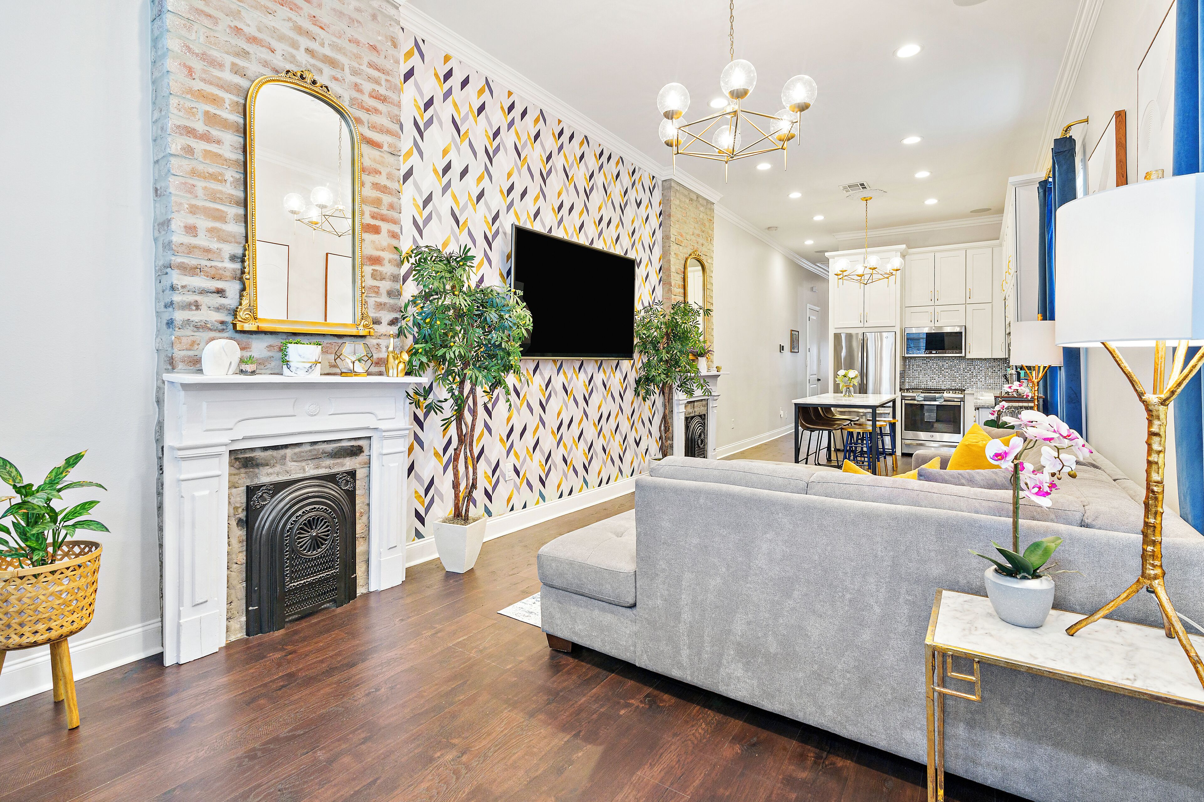 Älytelevisio, takka, musiikkikirjasto