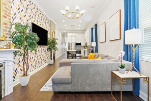 智能電視、壁爐、音樂庫