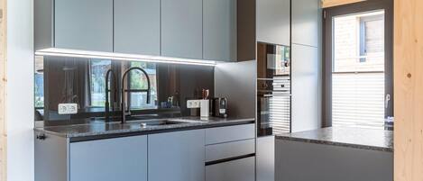 KĂŒhlschrank, Mikrowelle, Ofen, Herdplatte