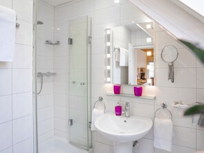Dusche, Haartrockner, Handtücher