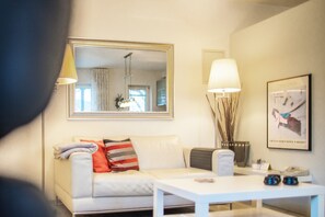 TV, livros, aparelho de som