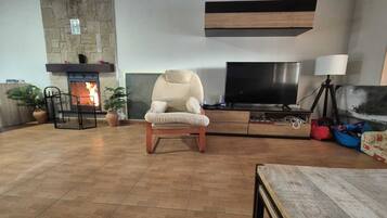 Smart TV, fireplace, stereo