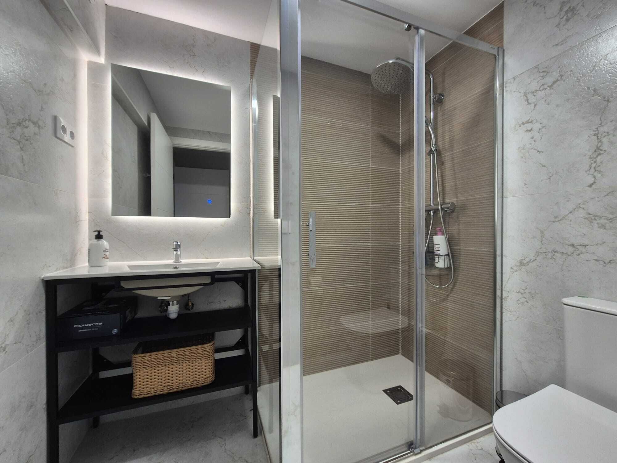 Douche, sèche-cheveux, bidet, serviettes fournies