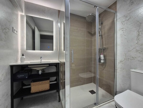 Shower, hair dryer, bidet, towels