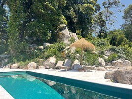 Una piscina al aire libre de temporada