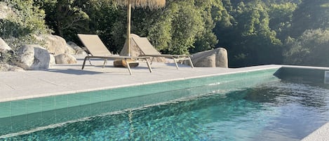 Una piscina al aire libre de temporada