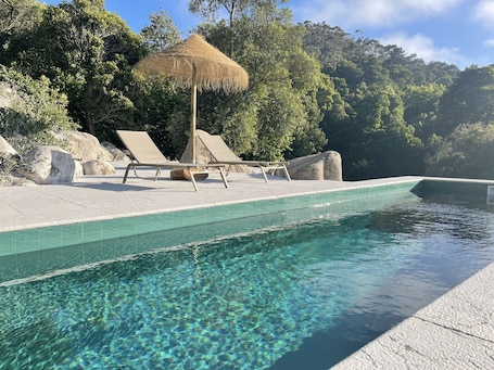 Una piscina al aire libre de temporada