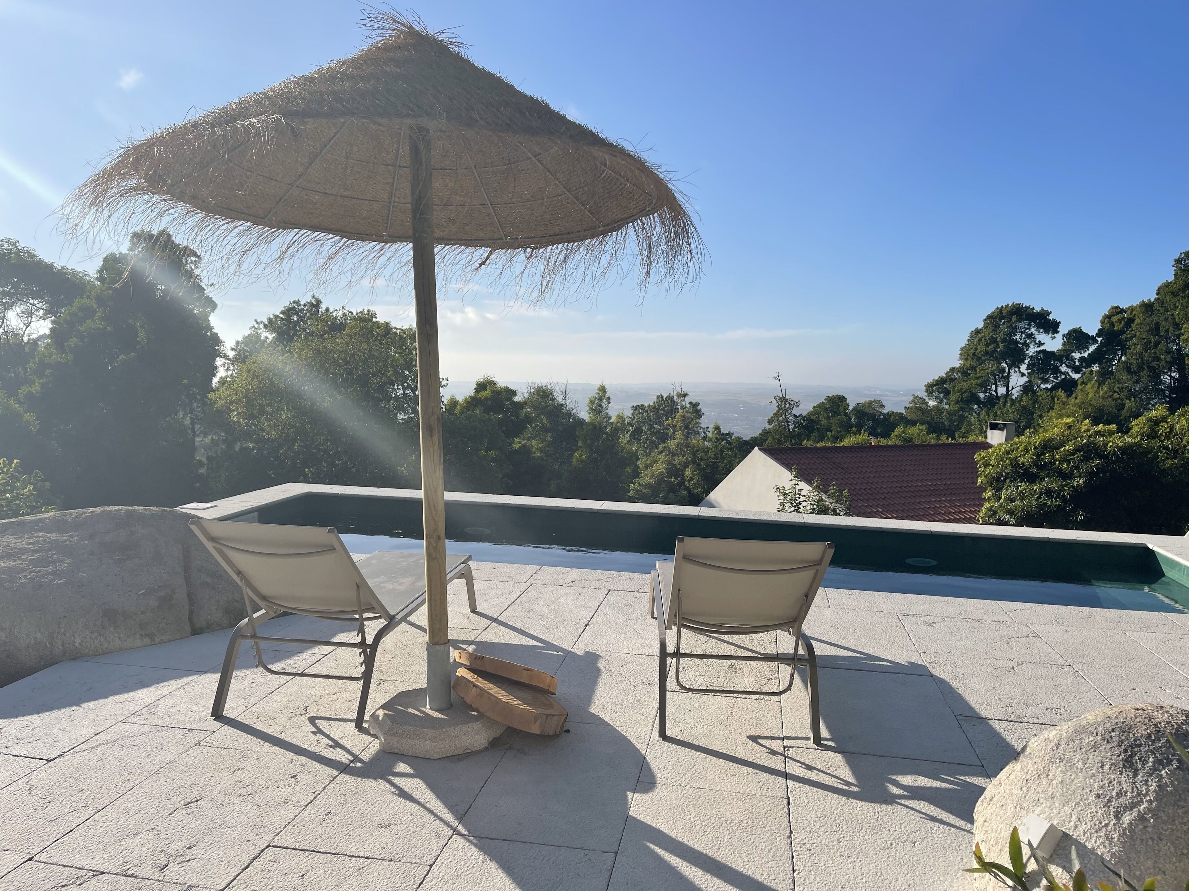Una piscina al aire libre de temporada