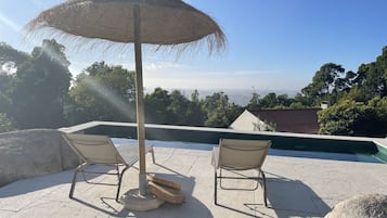 Una piscina al aire libre de temporada