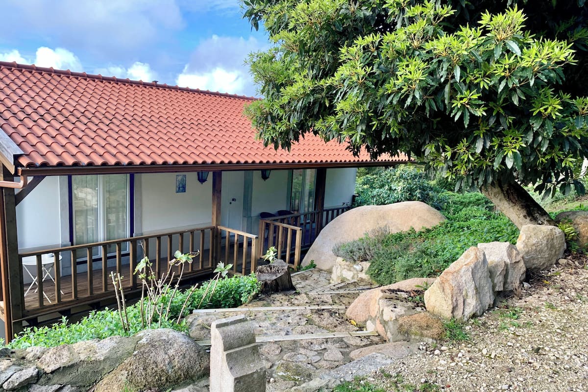 Romantic House | 2 bedrooms, premium bedding, individually decorated