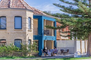 Outdoor dining - Summer Breeze at Avalon Beach (Wannanup)