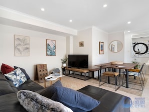 TV, video games - Summer Breeze at Avalon Beach (Wannanup)