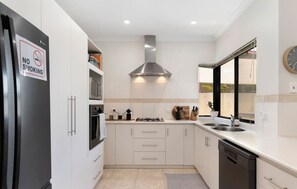 Mikrobølgeovn, opvaskemaskine, højstol