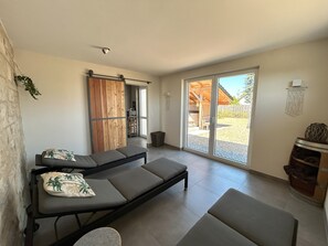 Een televisie en boeken