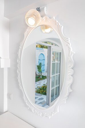 ميني بار وخزنة داخل الغرفة وواي فاي مجانًا وملاءات أسرّة