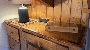A wooden desk with a lamp, a radio, and a box. - Cozy attic apartment with charm - & private balcony (Zermatt)