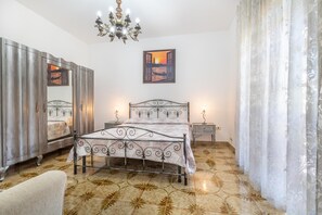 4 chambres, fer et planche à repasser, draps fournis