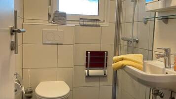 Dusche, HandtĂŒcher, Seife, Toilettenpapier