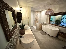 Bañera y ducha independientes, bañera profunda