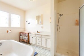 Shower, hair dryer, towels, soap - Classic 20th Century Architecture, Huge space for large families (Santa Maria)