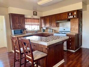 Kjøleskap, mikrobølgeovn, ovn og kokeplater