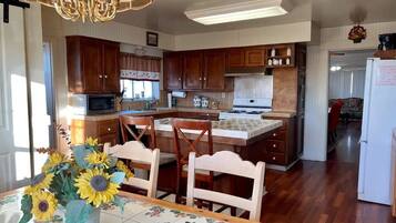 Geladeira, micro-ondas, fogão, cooktop