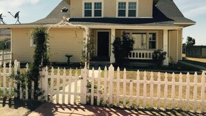 A two-story house with a white picket fence, a front porch, and a garage. - Classic 20th Century Architecture, Huge space for large families (Santa Maria)