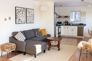 Smart TV, chimenea y libros 