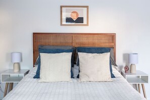 1 habitación, escritorio, tabla de planchar con plancha y cuna de viaje 