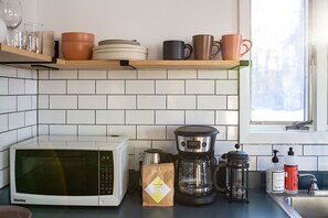 Réfrigérateur, micro-ondes, four, plaque de cuisson