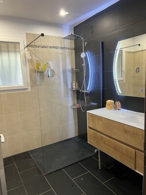 Douche, sèche-cheveux, serviettes fournies, savon