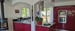 Fridge, microwave, oven, stovetop - Pretty villa with sea view and pool **** (Bormes-les-Mimosas)