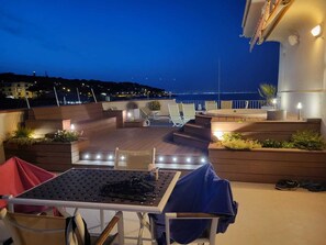 Outdoor dining - EXCEPTIONAL APARTMENT ON AN EXCEPTIONAL SITE (Antibes)