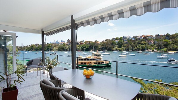 Outdoor dining - Nestled in the suburb of Mosman, this waterfront home has views of your dreams. (Mosman)
