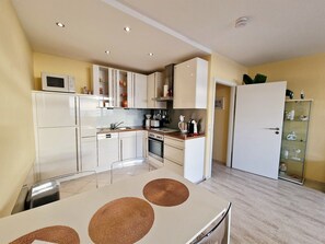 ثلاجة، ميكروويف، فرن، موقد طهي مسطح