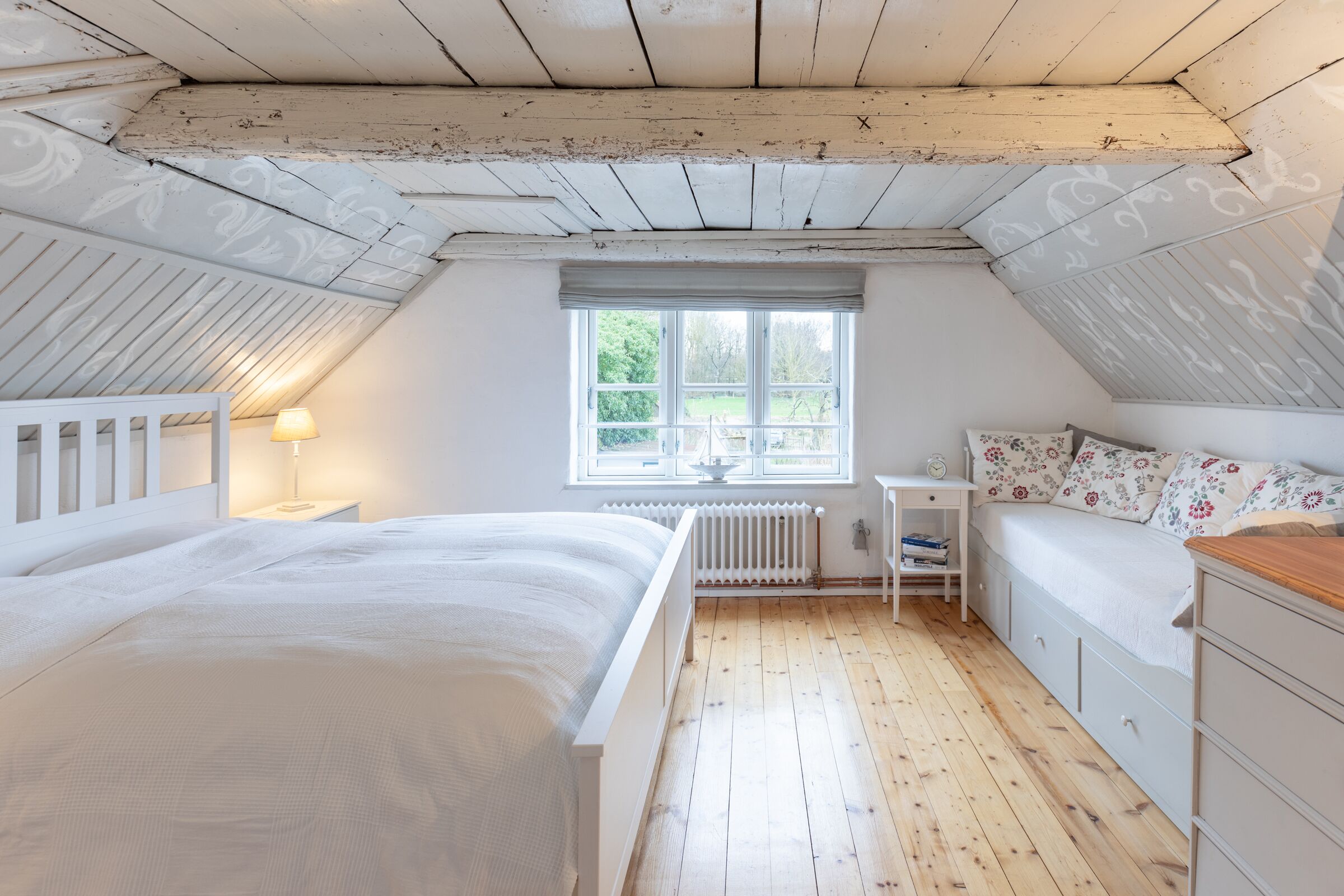 2 quartos, ferros/tábuas de passar roupa, berço de viagem