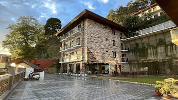 Vista frontal de la propiedad
