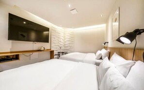 Club Quadruple Room | Free minibar, desk, free WiFi, bed sheets - Hotel Less Seoul (Seoul)